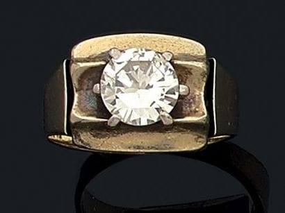 Bague en or gris (750) de genre chevalière...