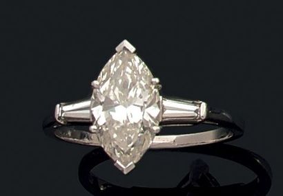 Bague en platine (950) de genre chevalière...