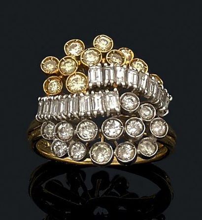 Bague en or jaune (750) et or gris ornée...