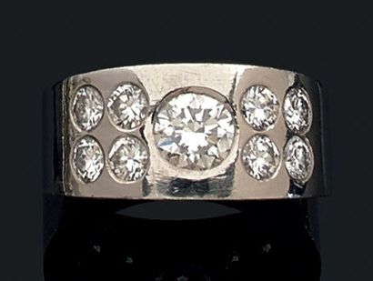 Bague en or gris (750) formé d'un bandeau...