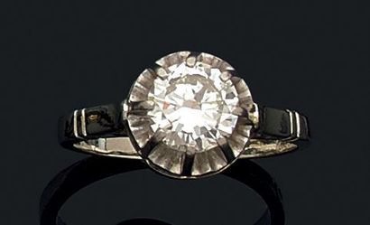 Bague en or gris (750) sertie d'un diamant...