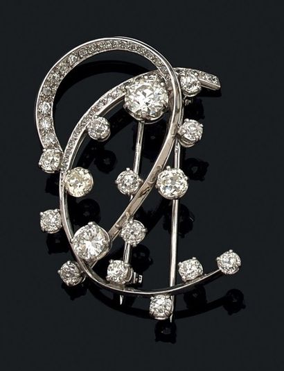 Clip de corsage en or gris (750) formé de...