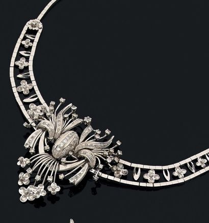 Collier souple en or gris (750), dans sa...