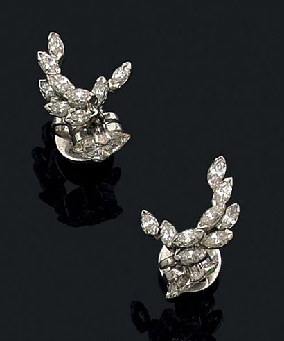 Paire de pendants d'oreilles en or gris (750)...