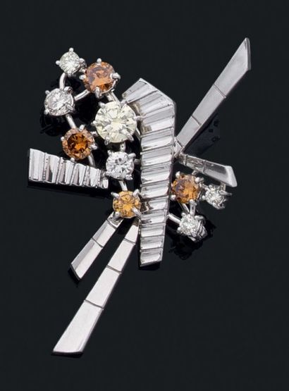 Broche en or gris (750) à décor géométrique...