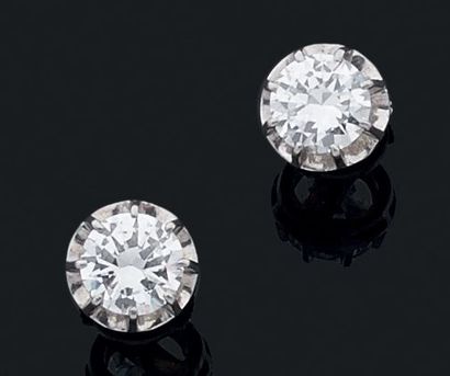 Paire de boutons d'oreilles en or gris (750)...