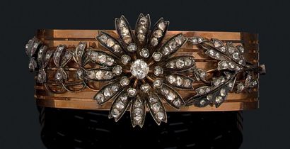 Bracelet semi-rigide ouvrant en or rose (750)...