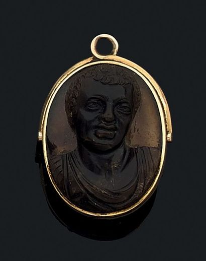 Pendentif ovale en or jaune (750) orné d'un...