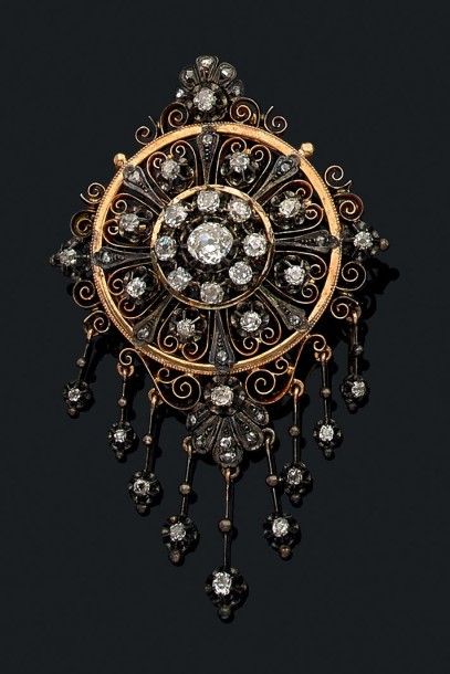 Broche circulaire rayonnante en filins d'or...
