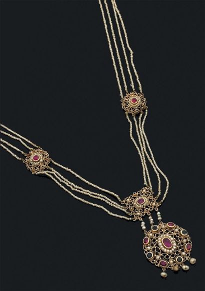Collier formé de quatre rangées de semences...