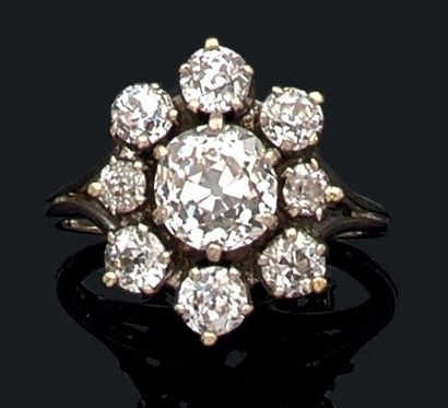 Bague de forme marguerite en or gris (750),...