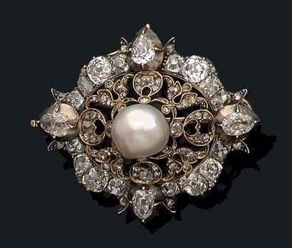 Broche ovale chantournée en or jaune (585)...