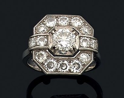 Bague de forme marguerite en platine (950)...
