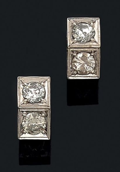 Paire de clips d'oreilles en or gris (585)...