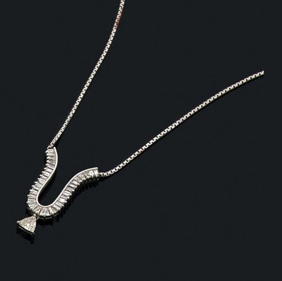 Collier en or gris (585) composé d'une fine...