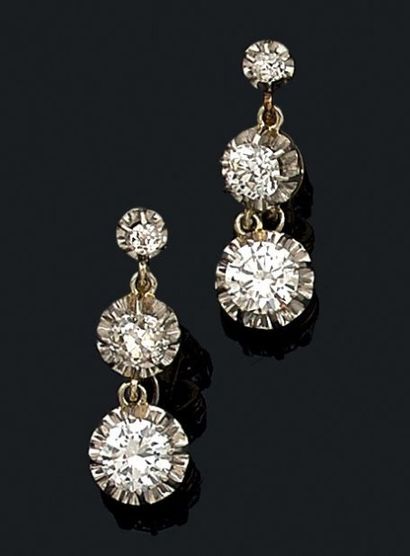 Paire de boucle d'oreilles dormeuses en or...