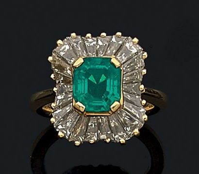 Bague en or jaune (750) centrée d'une émeraude,...