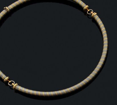 CARTIER Paris
Collier semi-rigide formé de...