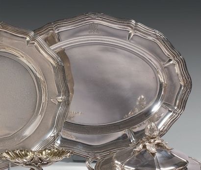 Deux plats de service en argent (925) à bords...