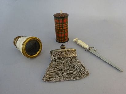 Petit lot comprenant:- Une lorgnette en laiton...