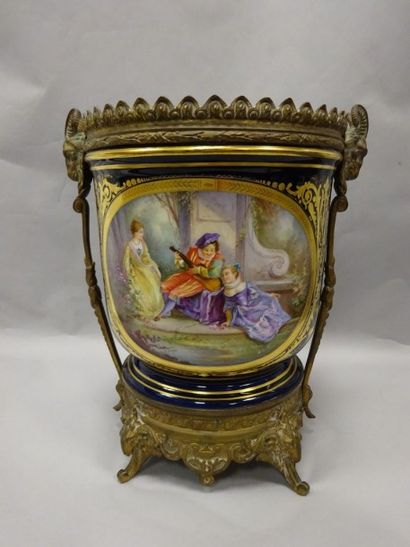 Dans le goût de SÈVRES
Cache-pot en porcelaine...