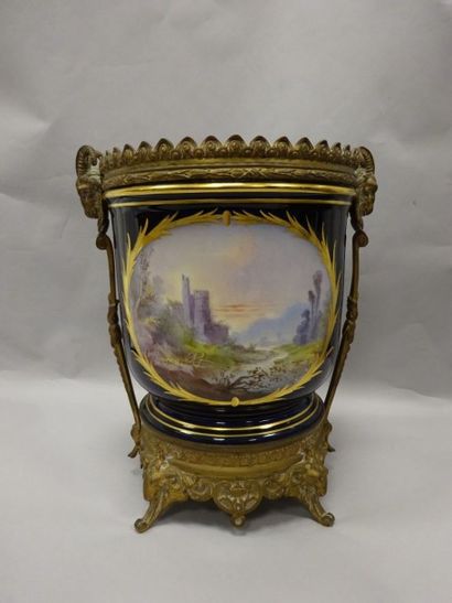 Dans le goût de SÈVRES
Cache-pot en porcelaine...