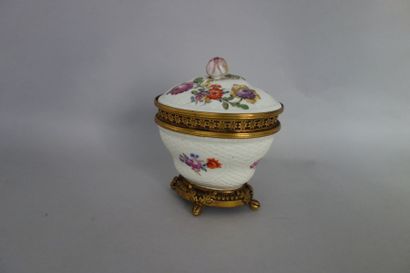 Dans le goût de ZURICH
Pot-pourri en porcelaine...