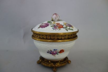 Dans le goût de ZURICH
Pot-pourri en porcelaine...