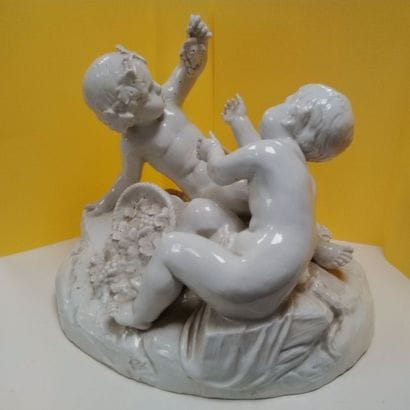 Deux enfants jouant avec des grappes de raisin...