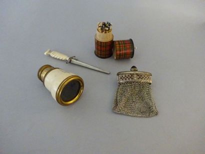Petit lot comprenant:- Une lorgnette en laiton...