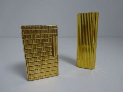 Lot de deux briquets en métal doré:- un S.T...