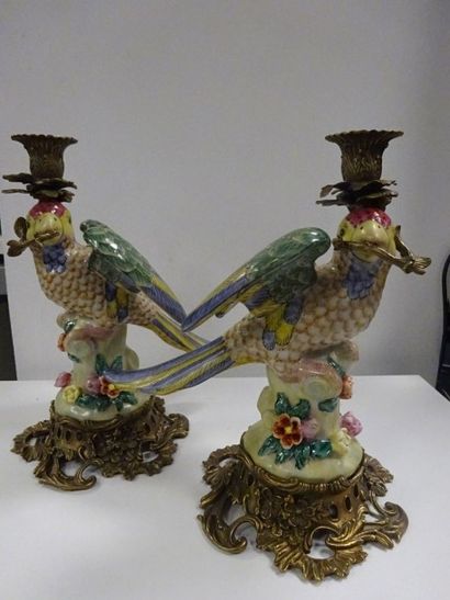 Paire de perruches en faïence polychrome,...
