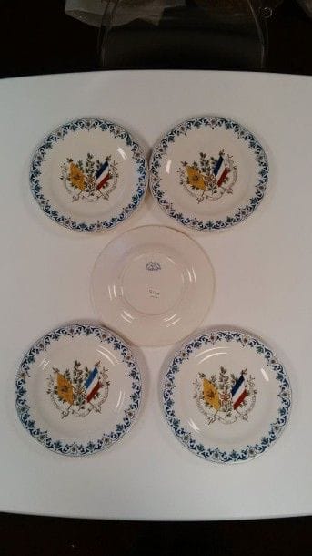 Série de cinq assiettes en faïence fine blanche...