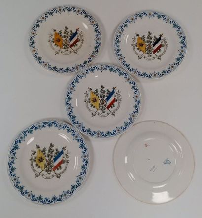 Série de cinq assiettes en faïence fine blanche...