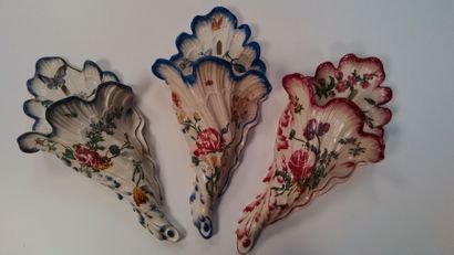 GIEN
Trois bouquetières d'applique - dont...