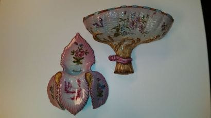 Deux bouquetières d'applique en faïence:-...