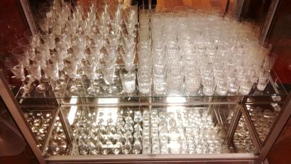 BACCARAT
Partie de service de verres en cristal...