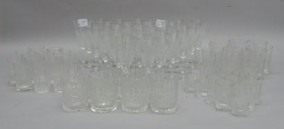 BACCARAT
Partie de service de verres en cristal...
