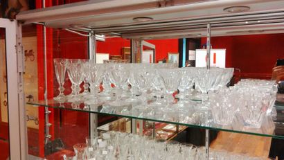 BACCARAT
Partie de service de verres en cristal...