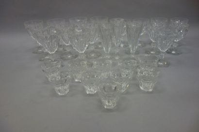 BACCARAT
Partie de service de verres en cristal...