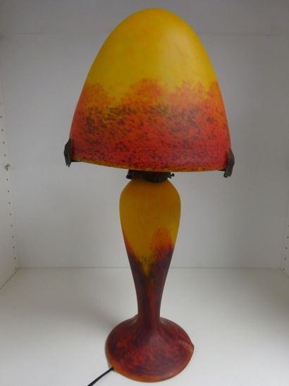 LE VERRE FRANÇAIS
Lampe de table de forme...