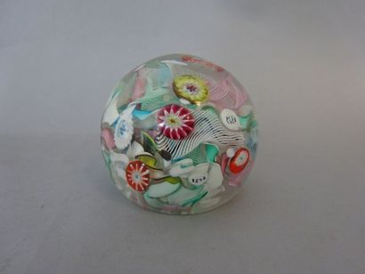 Boule presse-papier en verre à décor de torsades...