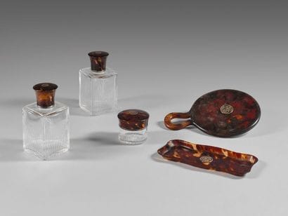 Partie de garniture de toilette en cristal...