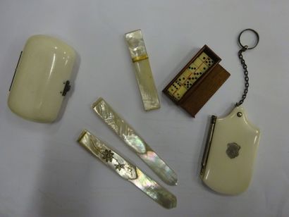 Lot d'objets de vitrine:- Jeu miniature de...