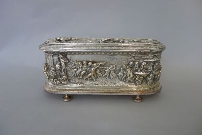 Coffret de forme ovale en métal argenté,...