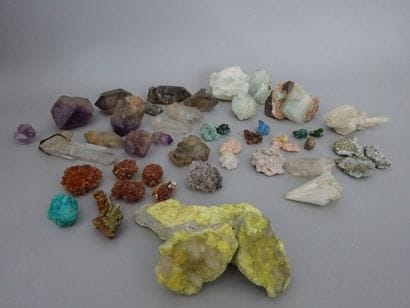 Lot de cristaux et gangues d'améthyste, cristal...