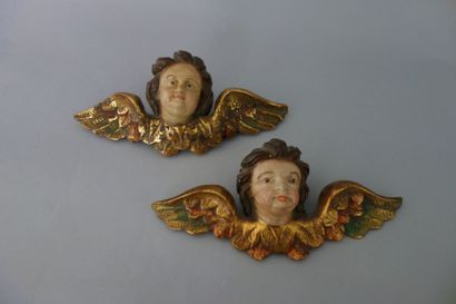 Deux motifs d'appliques en forme de têtes...
