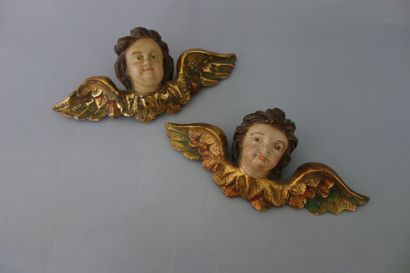 Deux motifs d'appliques en forme de têtes...