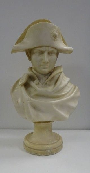 Napoléon en buste au bicorne.Sculpture en...