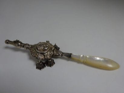 Sifflet-hochet en argent (925), à décor d'une...